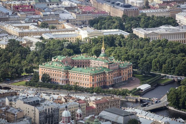 Михайловский замок сочетает нетипичные архитектурные решения и приёмы, которые отражают вкусы и видение..