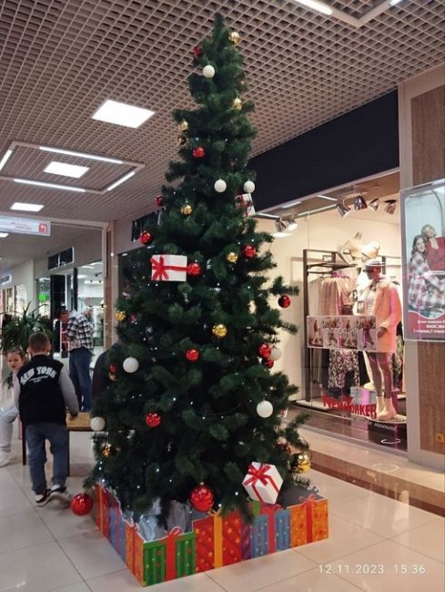 🎄В торговом центре «Красная площадь» в Новороссийске сегодня уже установили елку  Жители города считают,..