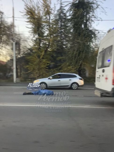 🚨 На въезде в Новочеркасск на Баклановском проспекте насмерть сбили человека. Труп по-прежнему лежит на..