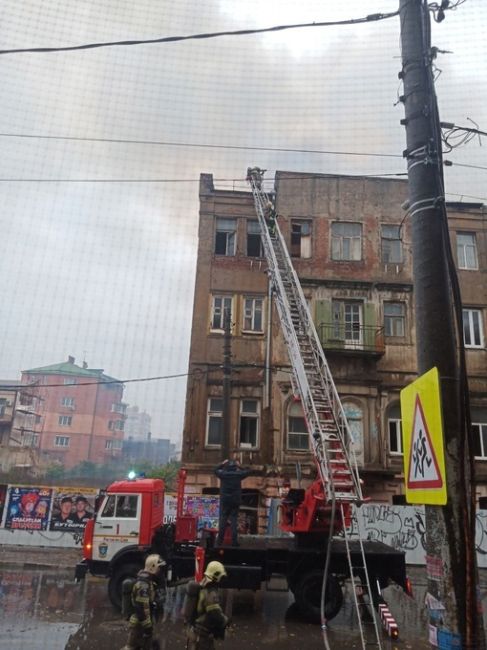 ‼️В центре Ростова, на Социалистической, 128 загорелся 120-летний доходный дом Ивана Парамонова.  О пожаре..