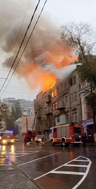 ‼️В центре Ростова, на Социалистической, 128 загорелся 120-летний доходный дом Ивана Парамонова.  О пожаре..