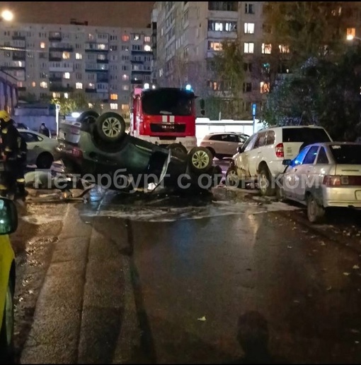 Ночью в Красногвардейском районе во дворе дома на Ленской улице, 21, произошло смертельное ДТП 
Водителю..