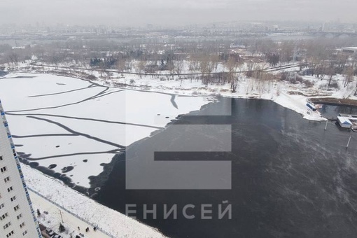 Абаканская протока в Красноярске покрылась льдом ❄️  Фотографии нам прислал читатель.  После морозной ночи..