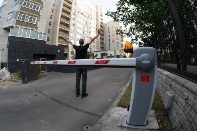 Петербуржцы пожаловались на мигрантов, требующих деньги за парковку во дворе  В соцсетях появилось видео..