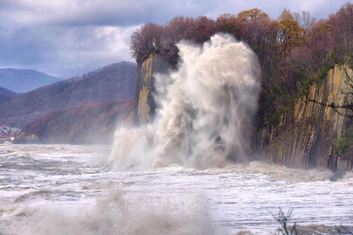 Эпичные фото вчерашней стихии. Высота Скалы Киселева 46 метров. 🌊  Фото Владимир..