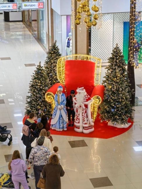 А в «Красной Площади» уже совсем новогодняя атмосфера 🎅  Детвора фотографируется с Дедом Морозом и..