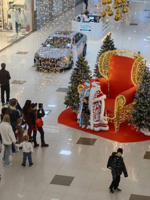 А в «Красной Площади» уже совсем новогодняя атмосфера 🎅  Детвора фотографируется с Дедом Морозом и..