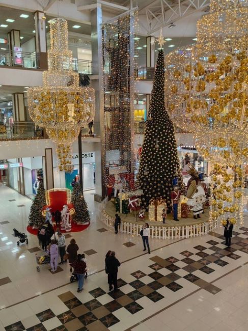 А в «Красной Площади» уже совсем новогодняя атмосфера 🎅  Детвора фотографируется с Дедом Морозом и..