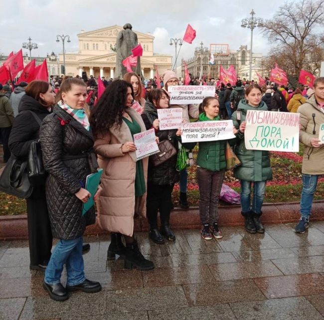 Жёны мобилизованных вышли на пикет в центре Москвы, требуя вернуть своих мужей домой. Около 30 женщин с..