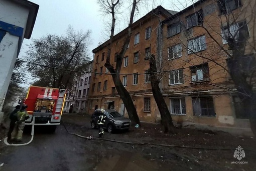 В Челябинске произошел пожар в коммунальной квартире  Инцидент случился на улице Российской. Двое мужчин..