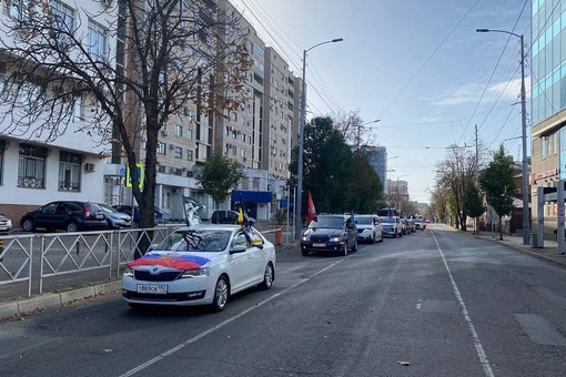 В честь Дня народного единства в Краснодаре сегодня прошёл автопробег  Колонна из 45 автомобилей 
двигалась..