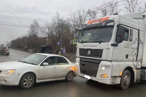 На Свердловском тракте столкнулись тягач с полуприцепом Sitrak и Subaru  Автомобили перекрыли часть дороги. Из-за..