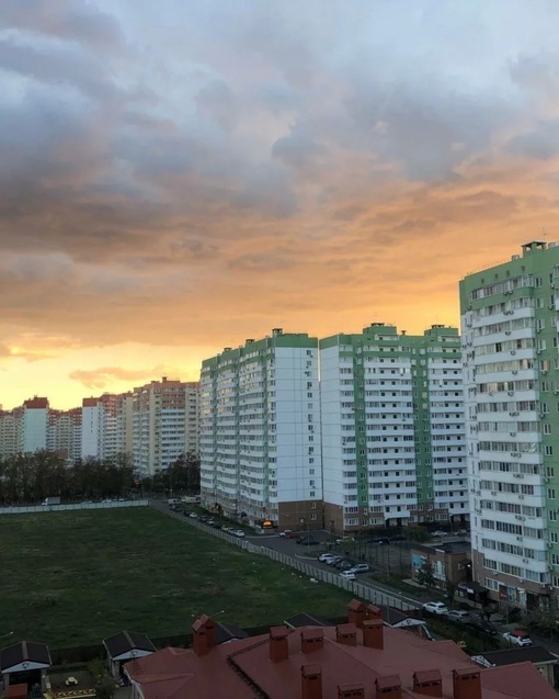 Небо вчера порадовало краснодарцев шикарным закатом и двойной радугой 😍  Подборка от наших..