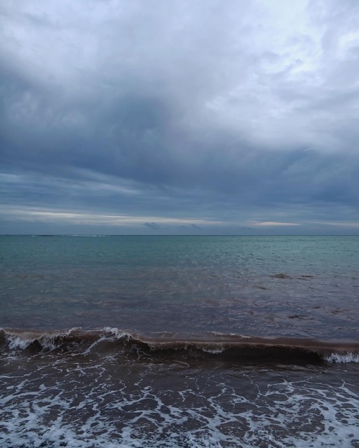 На днях море в районе Алексино приобрело красноватый оттенок 🌊  Фото..