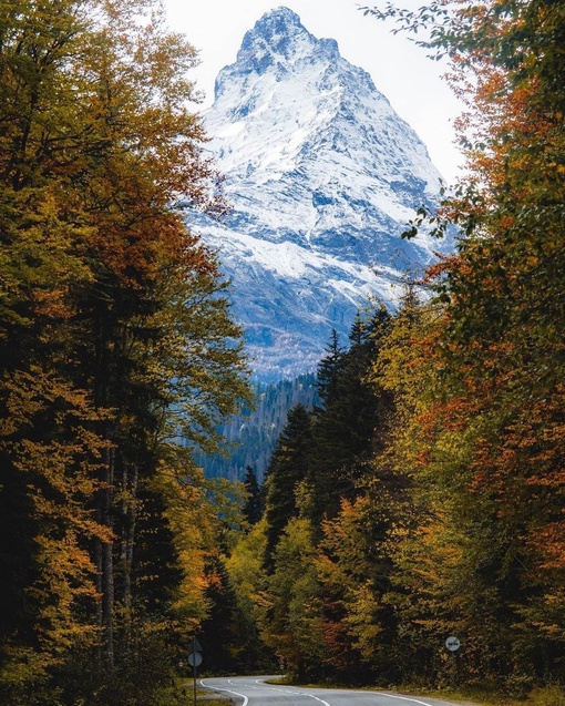 ⛰ Дорога  в Домбай с видом на гору Белалакая
————
📸 roman...