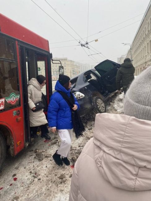 Легковушка вылетела в сугроб, протаранив краснобус у Кабана в Казани. Видимо, водитель машины не справился с..