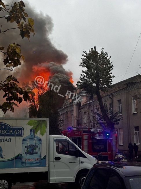 Вот такой густой и черный дым валил на Социалистической  Пожарным пришлось одного человека эвакуировать из..