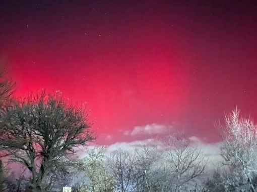 А вот так было вчера вечером в Каменске 😍 Ярко-красное небо озарило..