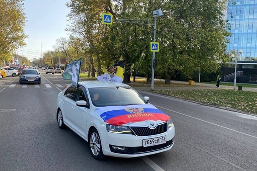 В честь Дня народного единства в Краснодаре сегодня прошёл автопробег  Колонна из 45 автомобилей 
двигалась..