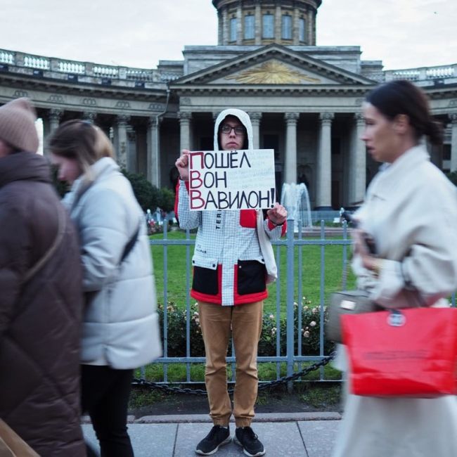 19-летнего активиста насильно забрали в участок и попытались вручить повестку  Дмитрия Кузьмина задержали..