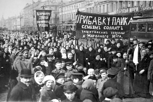 Жёны мобилизованных вышли на пикет в центре Москвы, требуя вернуть своих мужей домой. Около 30 женщин с..