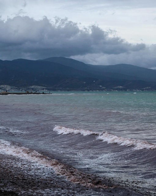 На днях море в районе Алексино приобрело красноватый оттенок 🌊  Фото..