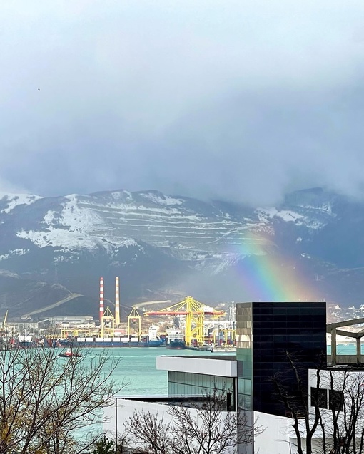 Замечено в Новороссийске: снег + радуга 😍  Фото..