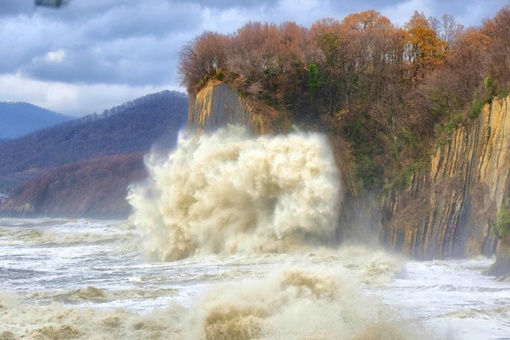 Эпичные фото вчерашней стихии. Высота Скалы Киселева 46 метров. 🌊  Фото Владимир..