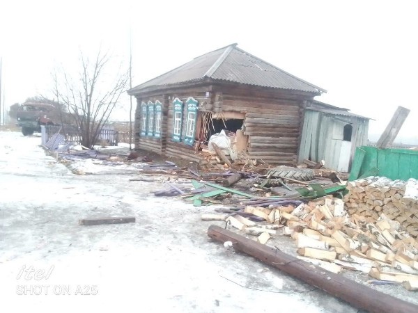 😱В Северном районе водитель КАМАЗа въехал в жилой дом  В деревне Кордон Северного района 11 ноября водитель..