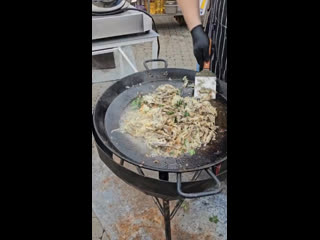 В Новороссийске сегодня открылся фестиваль Хамсы🐟
Чего тут только нет… правда цены немного..