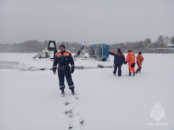 9 рыбаков на льдине ушли от берега на акватории Новосибирского водохранилища. Происшествие случилось утром..