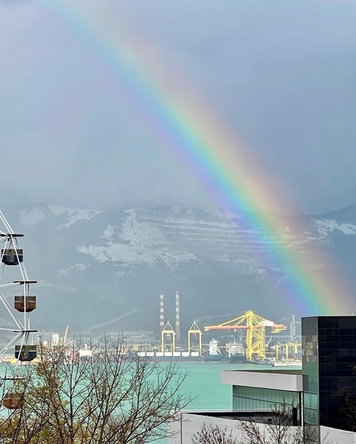 Замечено в Новороссийске: снег + радуга 😍  Фото..