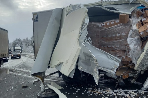 Три автомобиля столкнулись на трассе М-5 в Саткинском районе  В аварии попала одна легковушка и два..