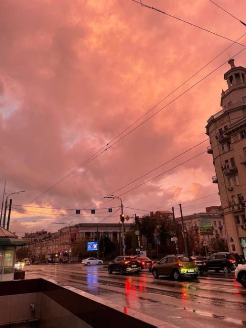 Очередная красота случилось в небе Ростова на закате..