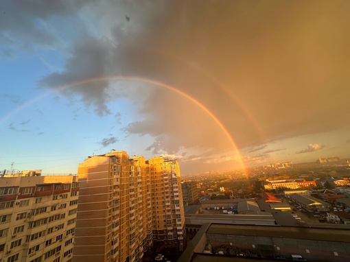 Какое сегодня радужное небо над Краснодаром 🌈  Фото elina..