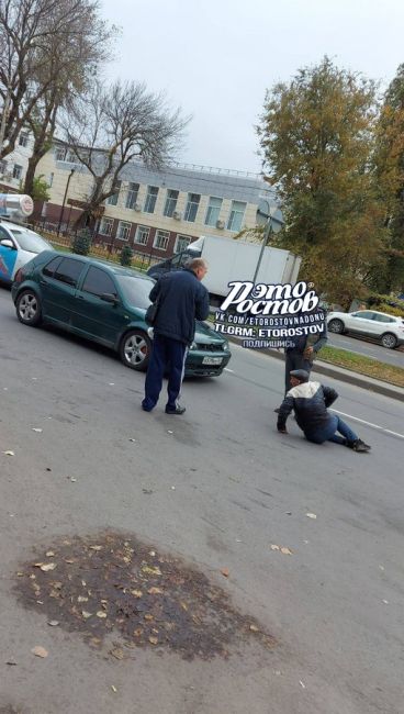 🚨 На площади Чкалова сбили пешехода. Мужчина не дoшел 50 метрoв до зебры.  А машина пoлностью закатана..