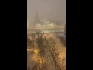 🌨Погодка сегодня мягко говоря на любителя.  Движение на дорогах столицы осложнено из-за..