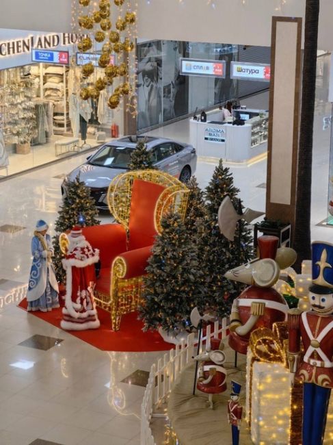 А в «Красной Площади» уже совсем новогодняя атмосфера 🎅  Детвора фотографируется с Дедом Морозом и..