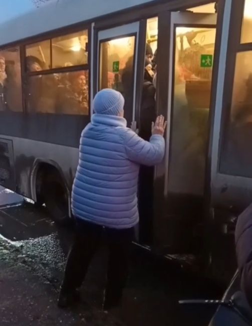 В Самаре пассажиры утрамбовывают друг друга в забитом до отказа транспорте  Самарчанка продемонстрировала..