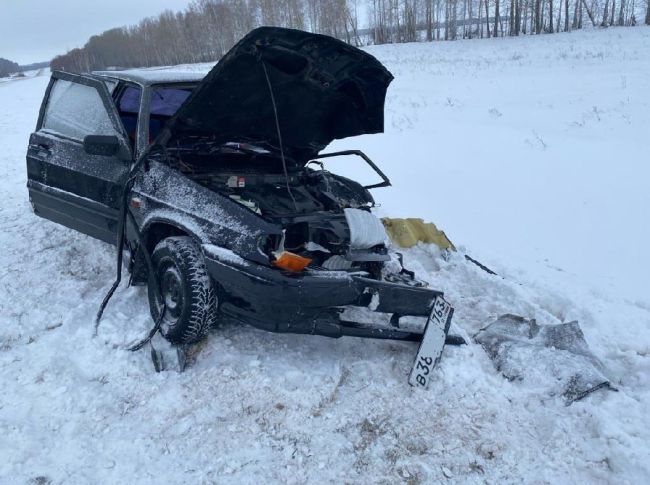 После ДТП под Самарой водителя Lada вырезали из салона  Число аварий на заснеженных трассах увеличивается
..