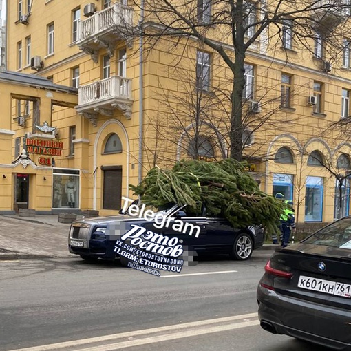 🎄 Роллс-Ройс на Садовой везёт Рождество. Тот самый, что недавно [https://vk.com/wall-104083518_4313212|пробил колесо под..