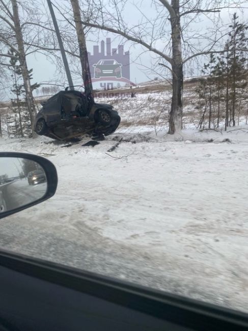 Автомобиль «впечатался» в столб на трассе в сторону красноярского аэропорта: водитель погиб  Как сообщили..