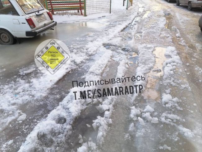 В ледяном плену оказались жители дома на ул. Дыбенко в Самаре  К чему приводит авария на водопроводе,..