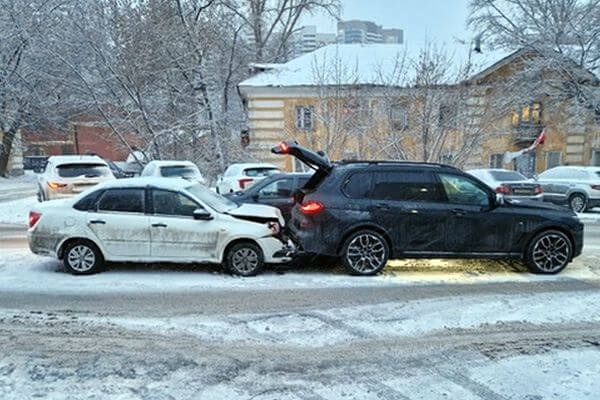 В Самаре произошли две аварии с участием двух автомобилей БМВ  В первом случае пострадал пешеход, во..