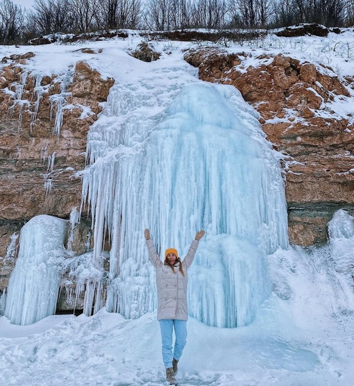 Застывшие водопады на Волге в Камско-Устьинском районе Татарстана..