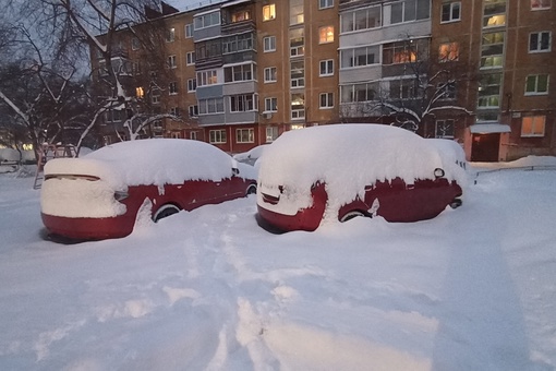 🌨️ Красноярск за ночь завалило «аномальным» количеством снега.  Это утро выдалось одинаково непростым для..