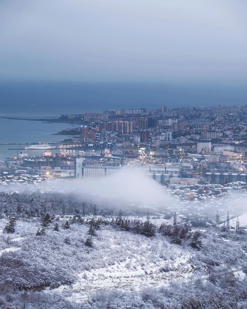 Новороссийск, припорошенный снегом 😍❄️  Фото..