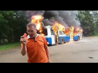 В Бибиреве горит электробус  Авто стоял на зарядной стации. В пожаре никто не..