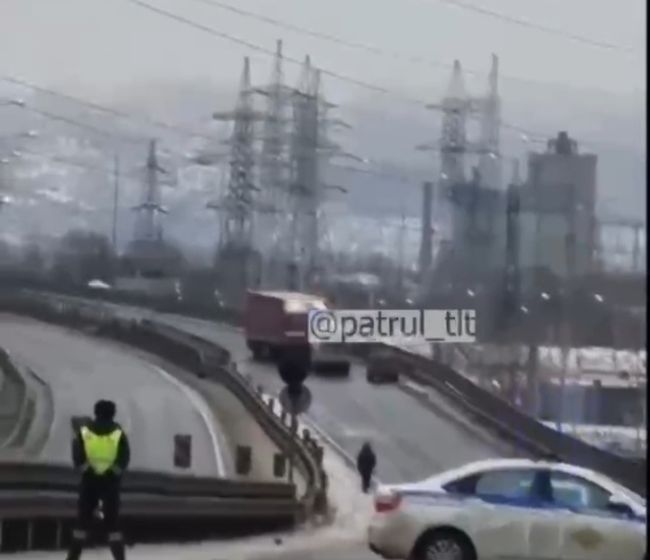 Вылетевшая на встречную фура перекрыла трассу М-5 в Самарской области  В Самарской области на мосту возле..