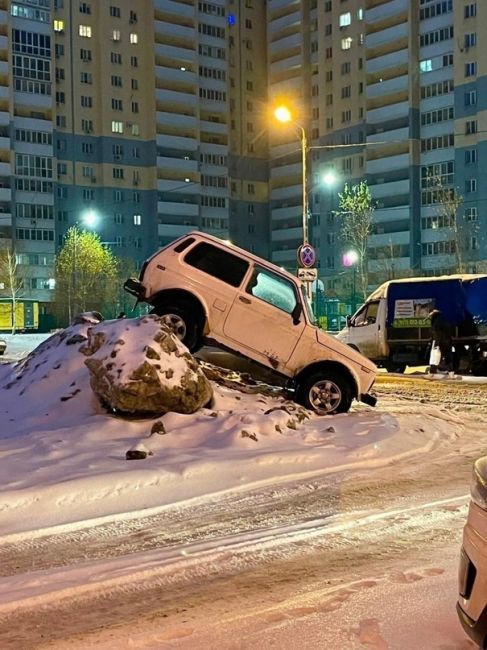 Не стоит отчаиваться! Парковочное место всегда можно найти, если сильно захотеть. Снято в..